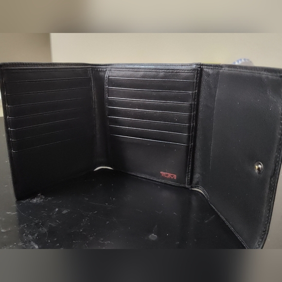 Tumi leather tri-fold wallet - Picture 6 of 8